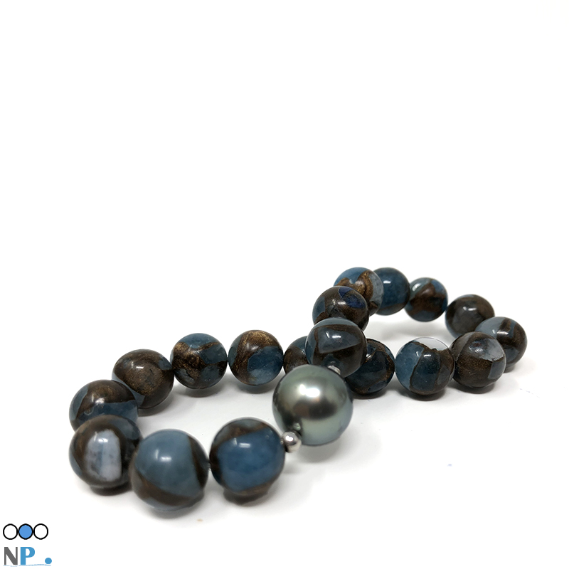 Bracelet de perle de tahiti grande dimension avec rang de pierres semi precieuses Jaspe Bleu dore du plus bel effet